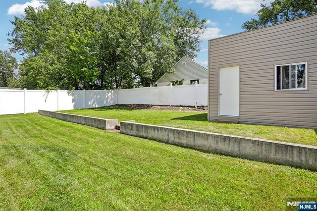10 Independence Drive, Roselle, NJ 07203
