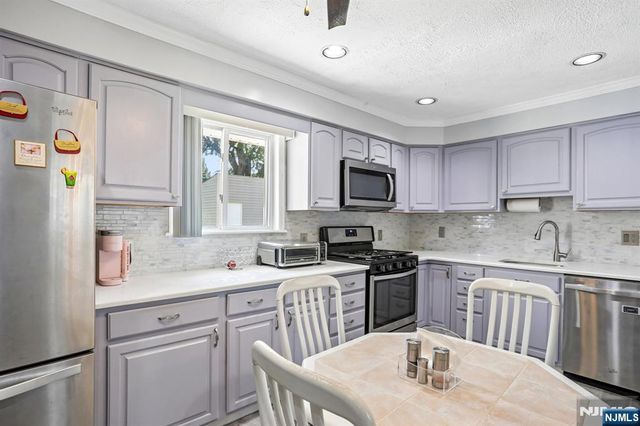 10 Independence Drive, Roselle, NJ 07203