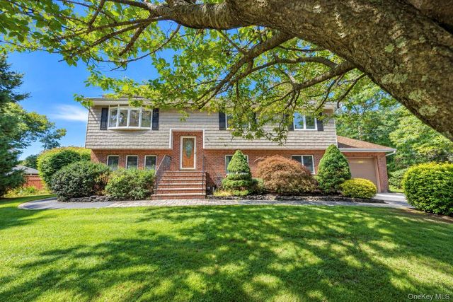 137 Ridgewood Avenue, Farmingville, NY 11738