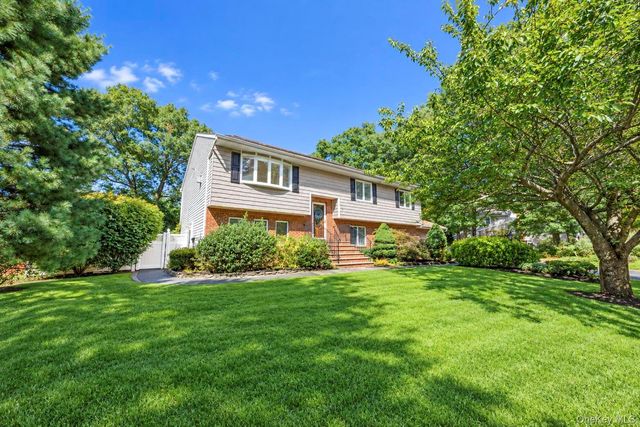 137 Ridgewood Avenue, Farmingville, NY 11738