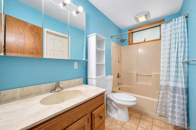 137 Ridgewood Avenue, Farmingville, NY 11738
