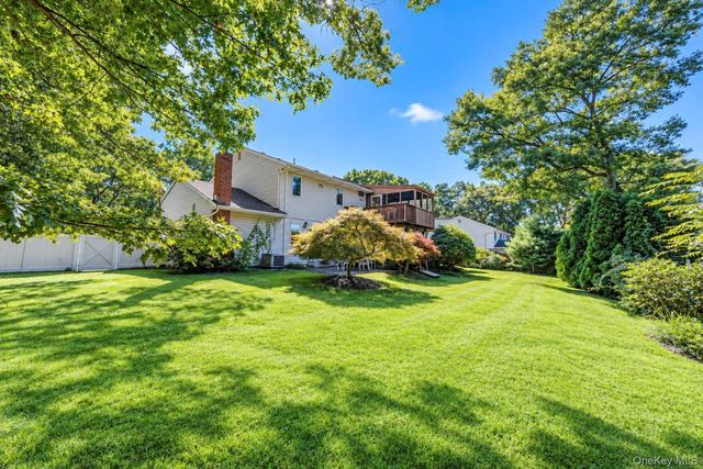 137 Ridgewood Avenue, Farmingville, NY 11738