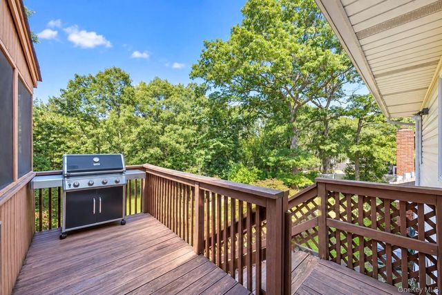 137 Ridgewood Avenue, Farmingville, NY 11738