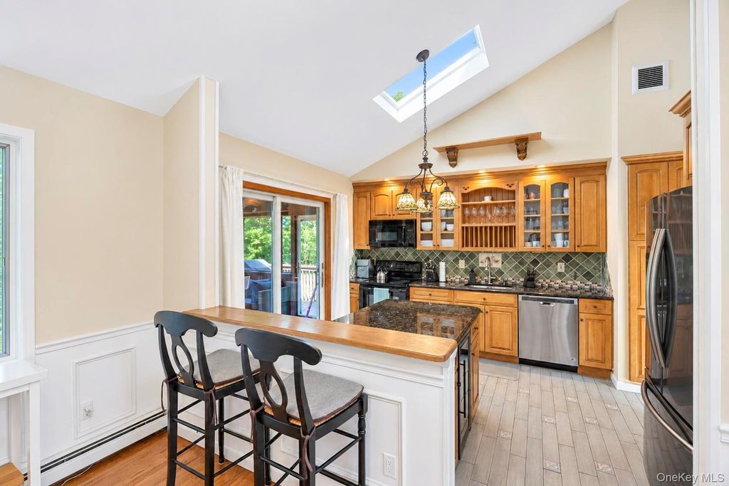 137 Ridgewood Avenue, Farmingville, NY 11738 — photo 5