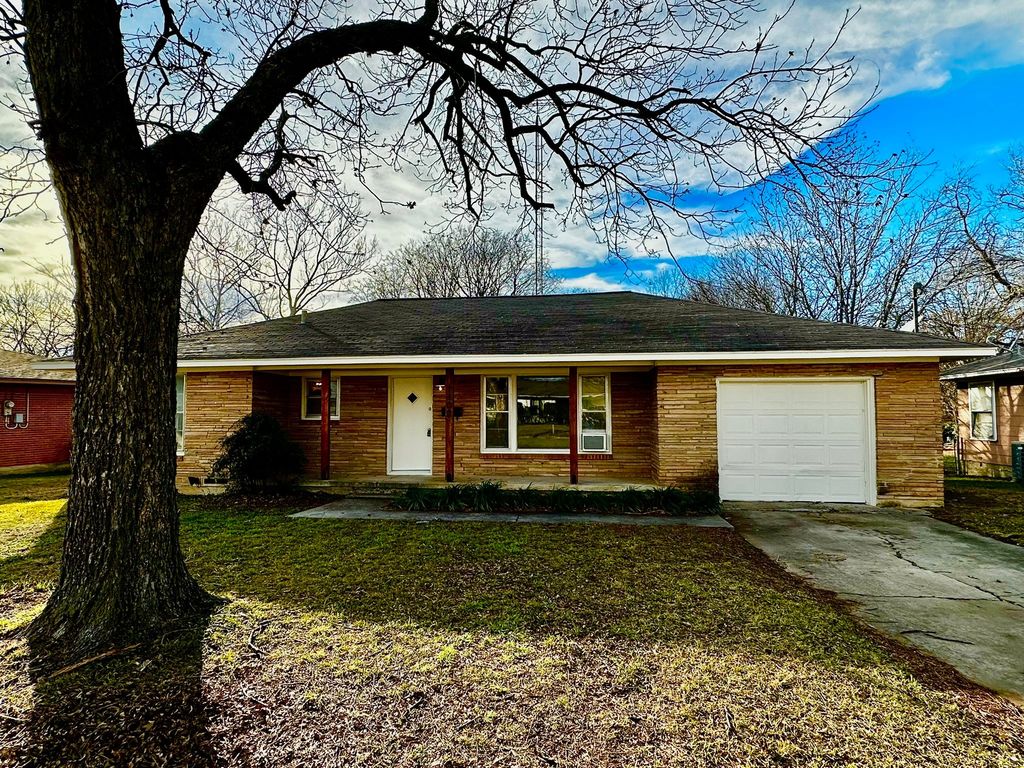 1103 Fair Avenue, Gainesville, TX 76240