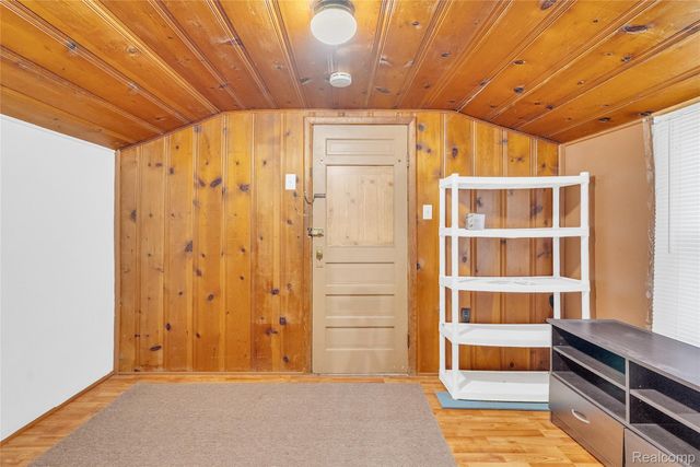 6522 Saline Drive, Waterford Charter Township, MI 48329