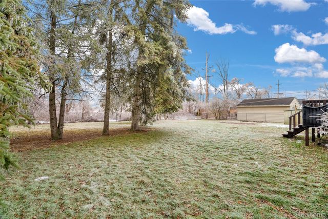 6522 Saline Drive, Waterford Charter Township, MI 48329