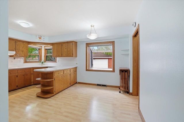 2801 S 72nd STREET, West Allis, WI 53219