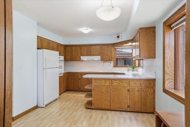 2801 S 72nd STREET, West Allis, WI 53219