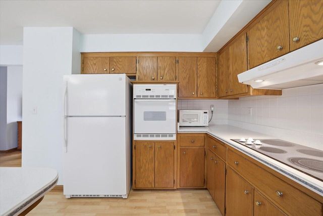 2801 S 72nd STREET, West Allis, WI 53219