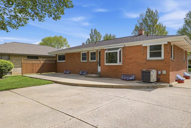 2801 S 72nd STREET, West Allis, WI 53219