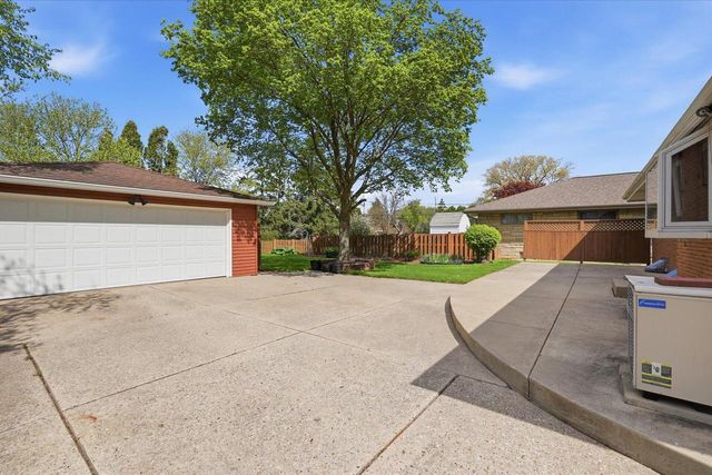 2801 S 72nd STREET, West Allis, WI 53219