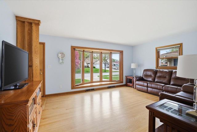 2801 S 72nd STREET, West Allis, WI 53219