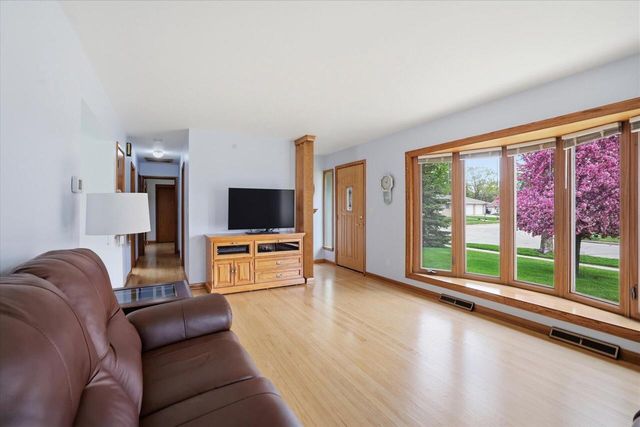2801 S 72nd STREET, West Allis, WI 53219