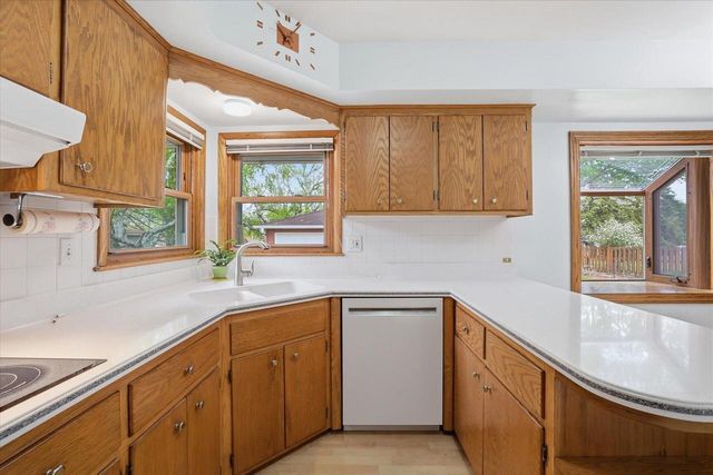 2801 S 72nd STREET, West Allis, WI 53219