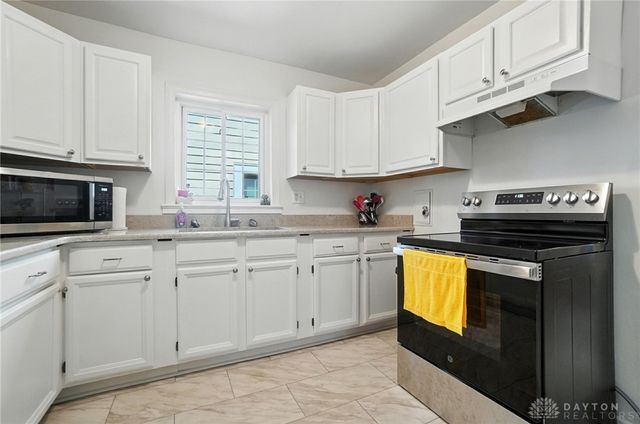 1305 E Schantz Avenue, Oakwood, OH 45419