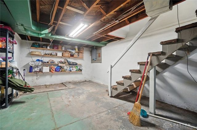 1305 E Schantz Avenue, Oakwood, OH 45419
