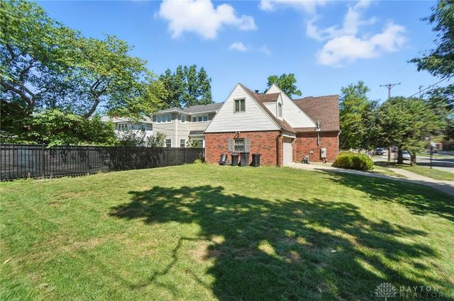 1305 E Schantz Avenue, Oakwood, OH 45419