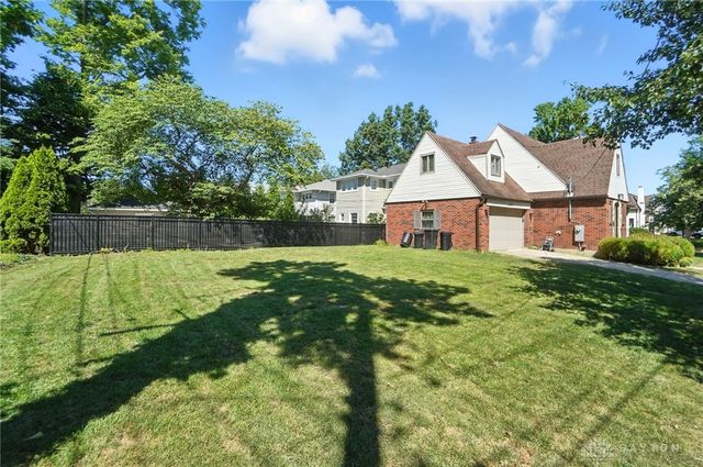 1305 E Schantz Avenue, Oakwood, OH 45419