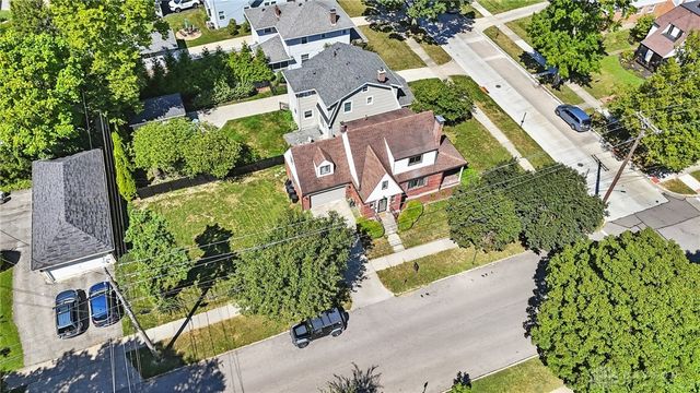 1305 E Schantz Avenue, Oakwood, OH 45419