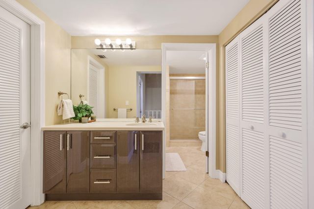 800 GREENSWARD Court 203-I, Delray Beach, FL 33445