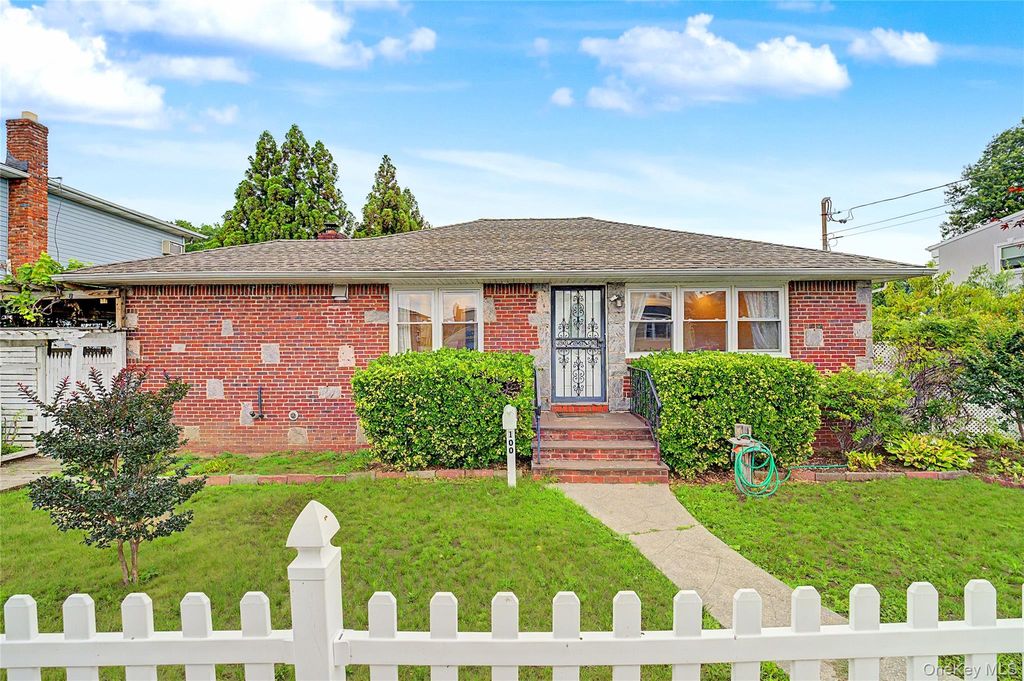 100 Memphis Avenue, Floral Park, NY 11001 — photo 2