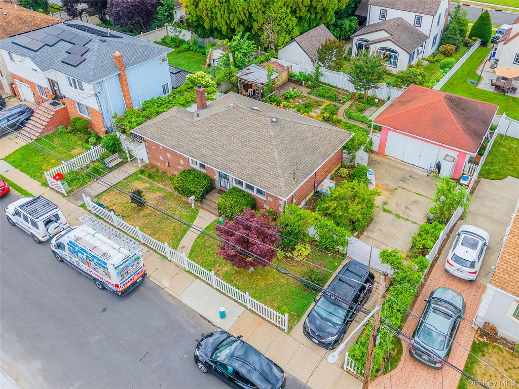 100 Memphis Avenue, Floral Park, NY 11001 — photo 3