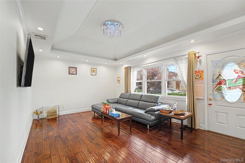 100 Memphis Avenue, Floral Park, NY 11001 — photo 5