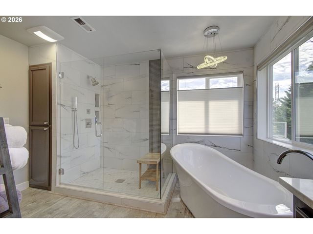 22002 Ne LACHENVIEW Ln, Fairview, OR 97024