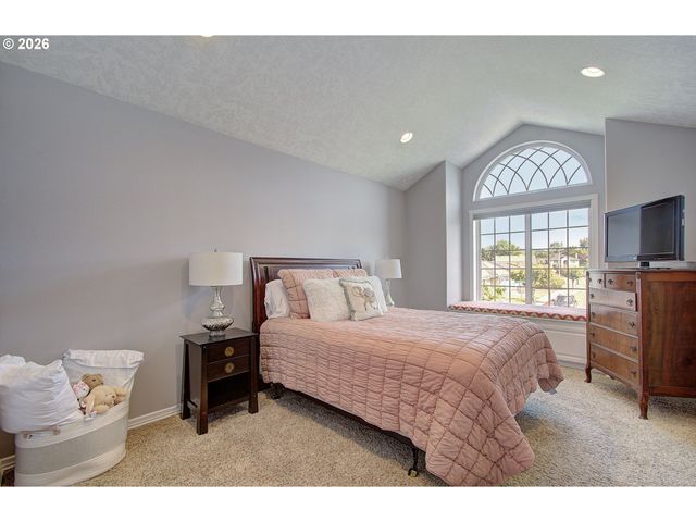 22002 Ne LACHENVIEW Ln, Fairview, OR 97024