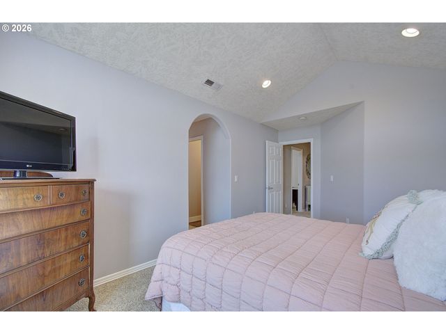 22002 Ne LACHENVIEW Ln, Fairview, OR 97024