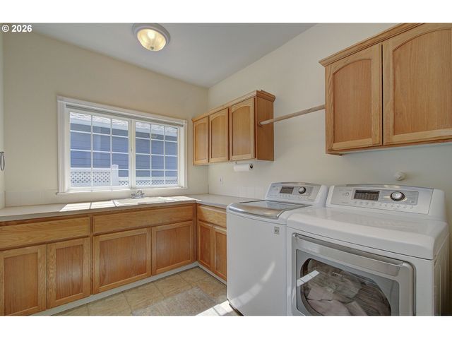 22002 Ne LACHENVIEW Ln, Fairview, OR 97024