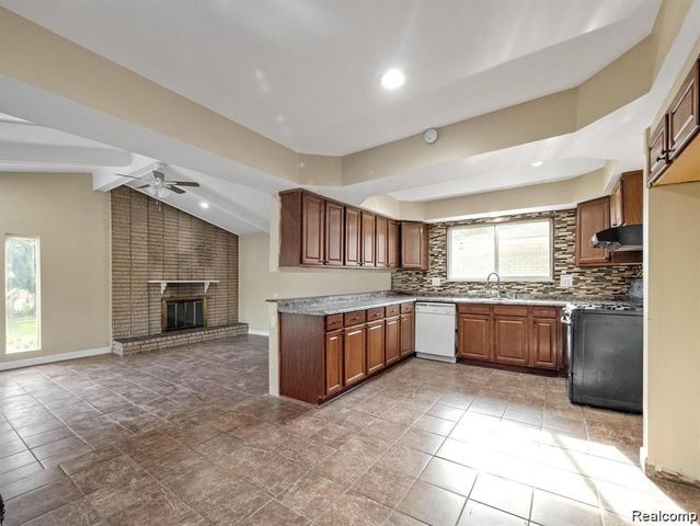 39354 Quinn Drive, Sterling Heights, MI 48310