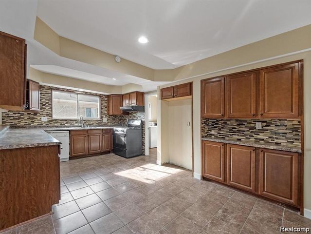 39354 Quinn Drive, Sterling Heights, MI 48310