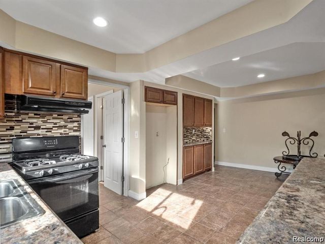 39354 Quinn Drive, Sterling Heights, MI 48310