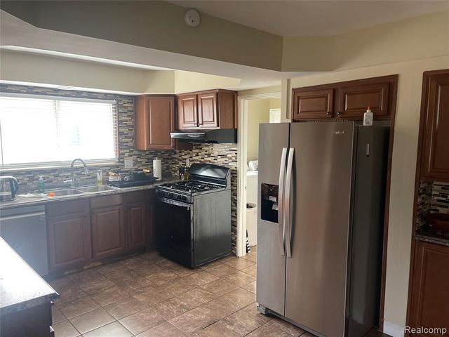 39354 Quinn Drive, Sterling Heights, MI 48310