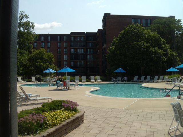 125 Acacia Circle 112, Indian Head Park, IL 60525