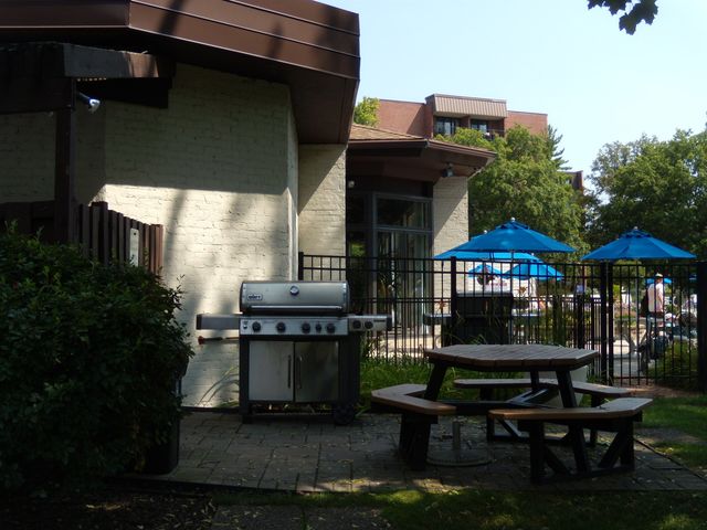 125 Acacia Circle 112, Indian Head Park, IL 60525