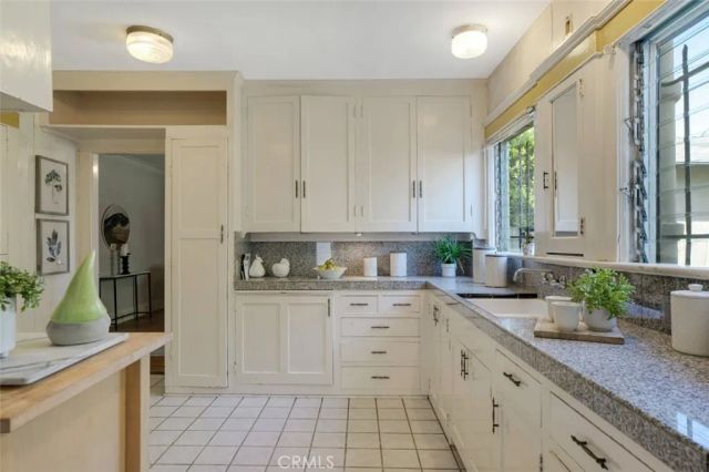 122 N Ridgewood Place, Los Angeles, CA 90004
