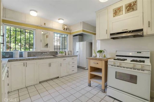 122 N Ridgewood Place, Los Angeles, CA 90004