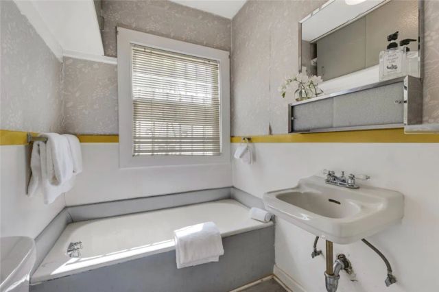122 N Ridgewood Place, Los Angeles, CA 90004