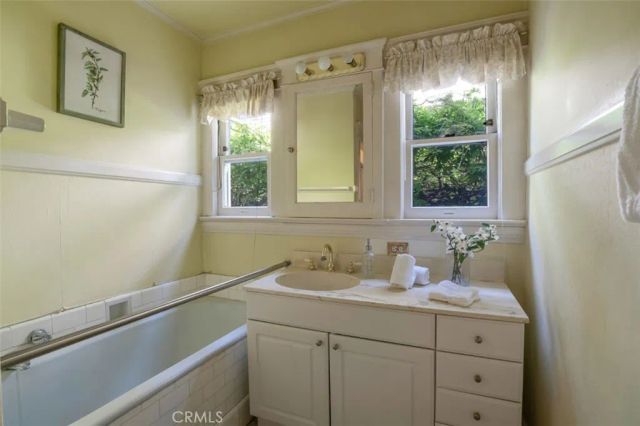 122 N Ridgewood Place, Los Angeles, CA 90004
