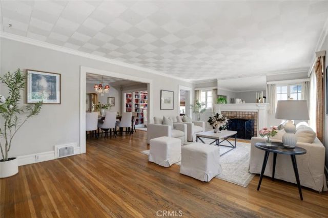 122 N Ridgewood Place, Los Angeles, CA 90004