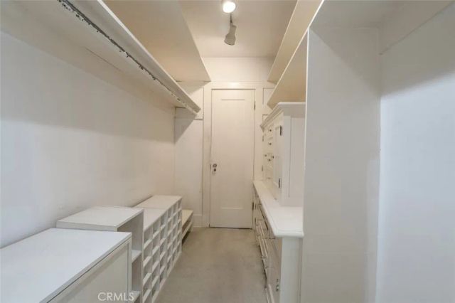 122 N Ridgewood Place, Los Angeles, CA 90004