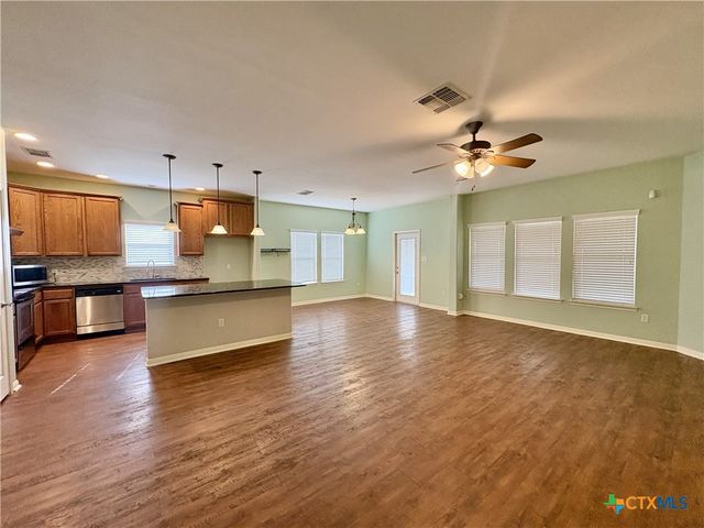105 Holly Oak Court, Victoria, TX 77901