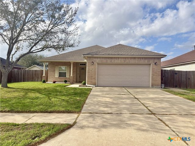 105 Holly Oak Court, Victoria, TX 77901