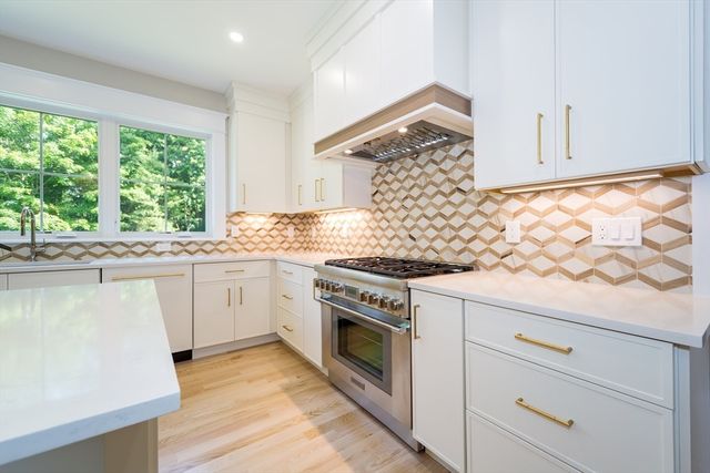 14 Drury Ln, Natick, MA 01760