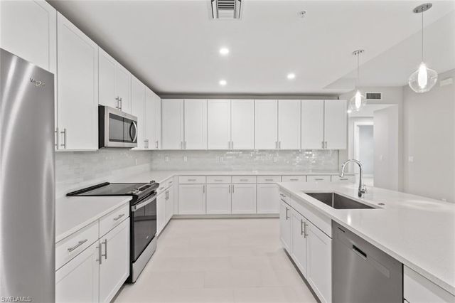 196 Indies DR E 101, Naples, FL 34114