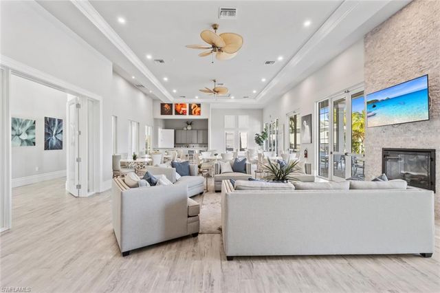 196 Indies DR E 101, Naples, FL 34114