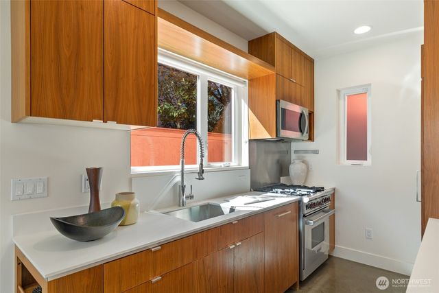 1529 Grandview Place E, Seattle, WA 98112